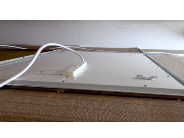 Das Bild zeigt ein Deckenheizelement der Firma Vitramo. Baureihe VH. Heizelement VH06262 mit 810 Watt.