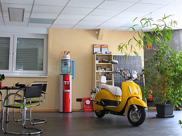 Das Bild zeigt einen Ausstellungsraum der mit einer Infrarotheizung eingelegt in die Rasterdecke beheizt wird.