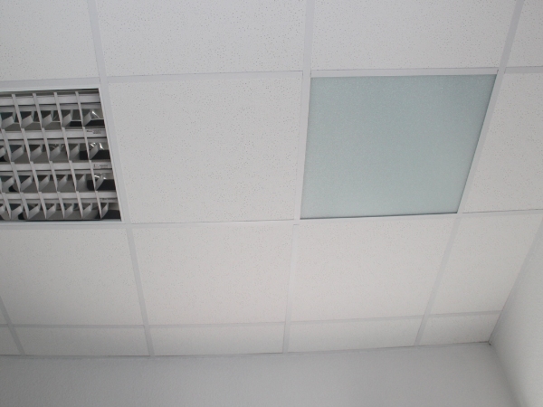 Das Bild zeigt eine in eine Odenwalddecke (auch Systemdecke genannt) eingelegte Infrraotheizung VH06262 mit 810 Watt von Vitramo.