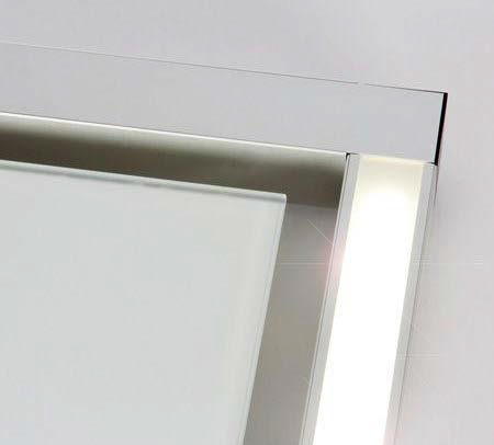 Das Bild zeigt das Detail einer Vitramo Infrarotheizung Typ VH-LED04848 mit 550 Watt Heizleistung und 20 Watt Lichtleistung LED.