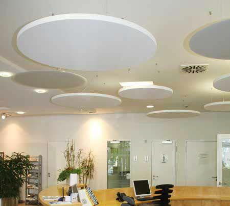 Das Bild zeigt den Empfangsbereich eines Krankenhauses mit einer abgehängten runden Infrarotheizung Typ VH-R0900 mit 810 Watt Heizleistung.