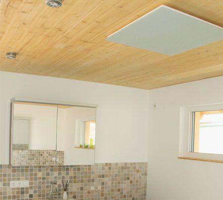 Das Bild zeigt ein modernes Bad mit einer an der Decke installierten Vitramo Infrarotheizung Typ VH06262 mit 810 Watt Heizleistung.